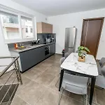 Stylish Private Entrance Maisonette 2 Bed