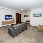 Stylish Private Entrance Maisonette 2 Bed