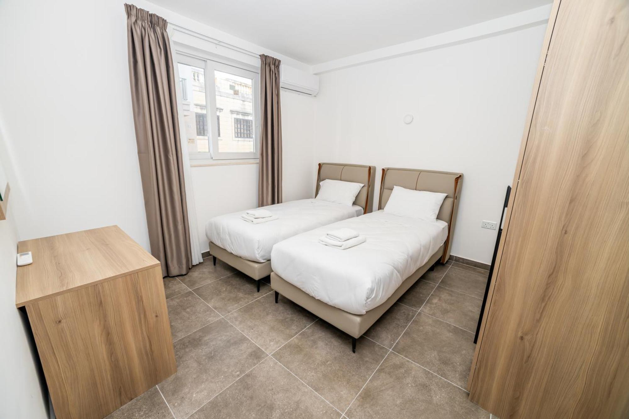 Stylish Private Entrance Maisonette 2 Bed Apartment *