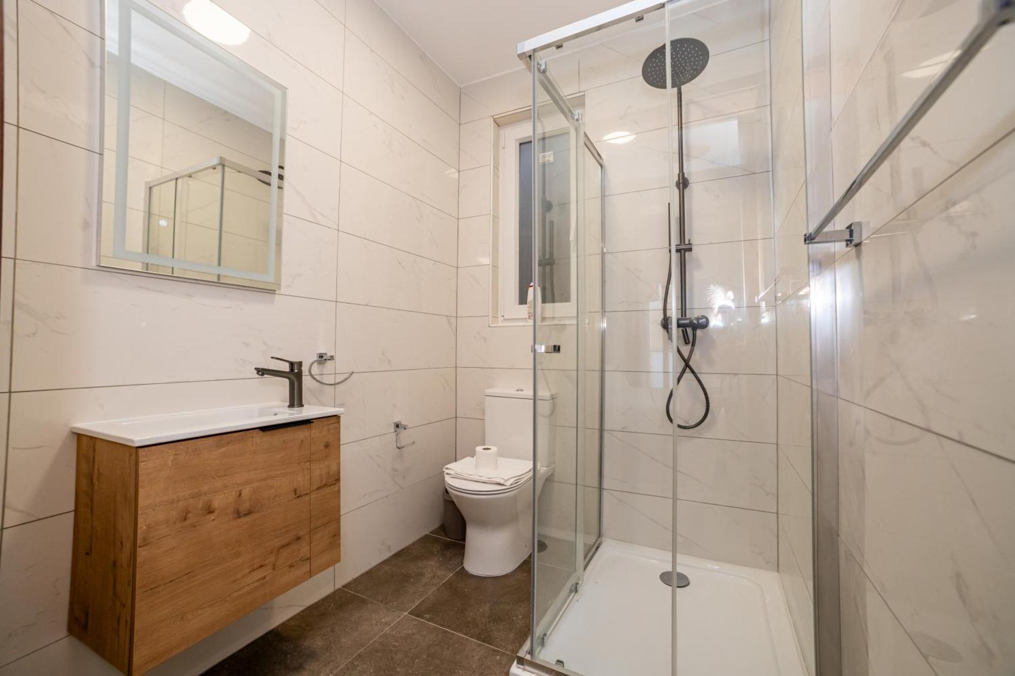 Stylish Private Entrance Maisonette 2 Bed Apartment *