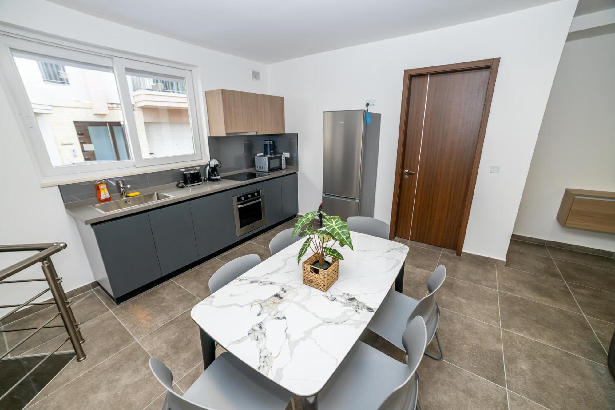 Stylish Private Entrance Maisonette 2 Bed