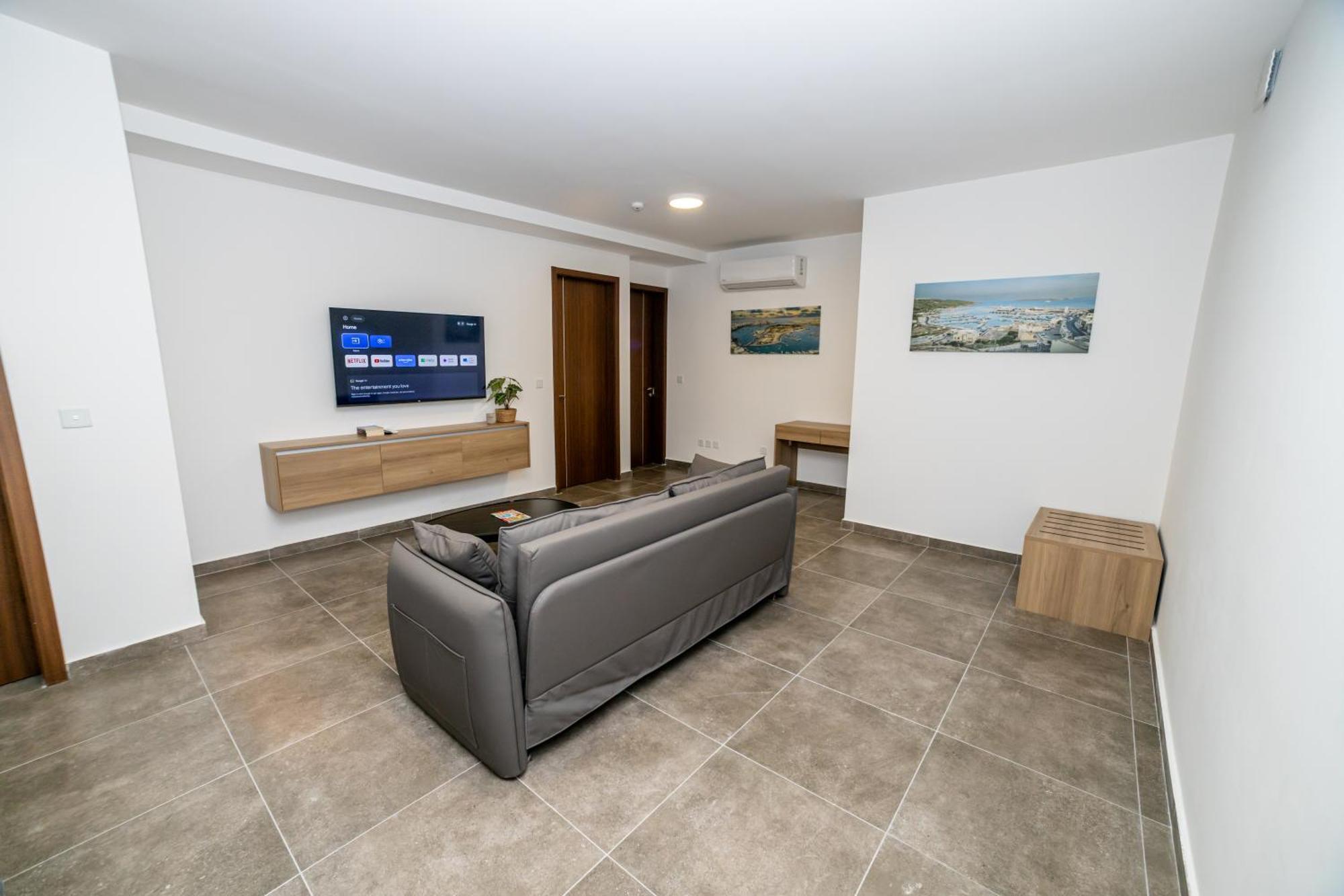 Stylish Private Entrance Maisonette 2 Bed Apartment *
